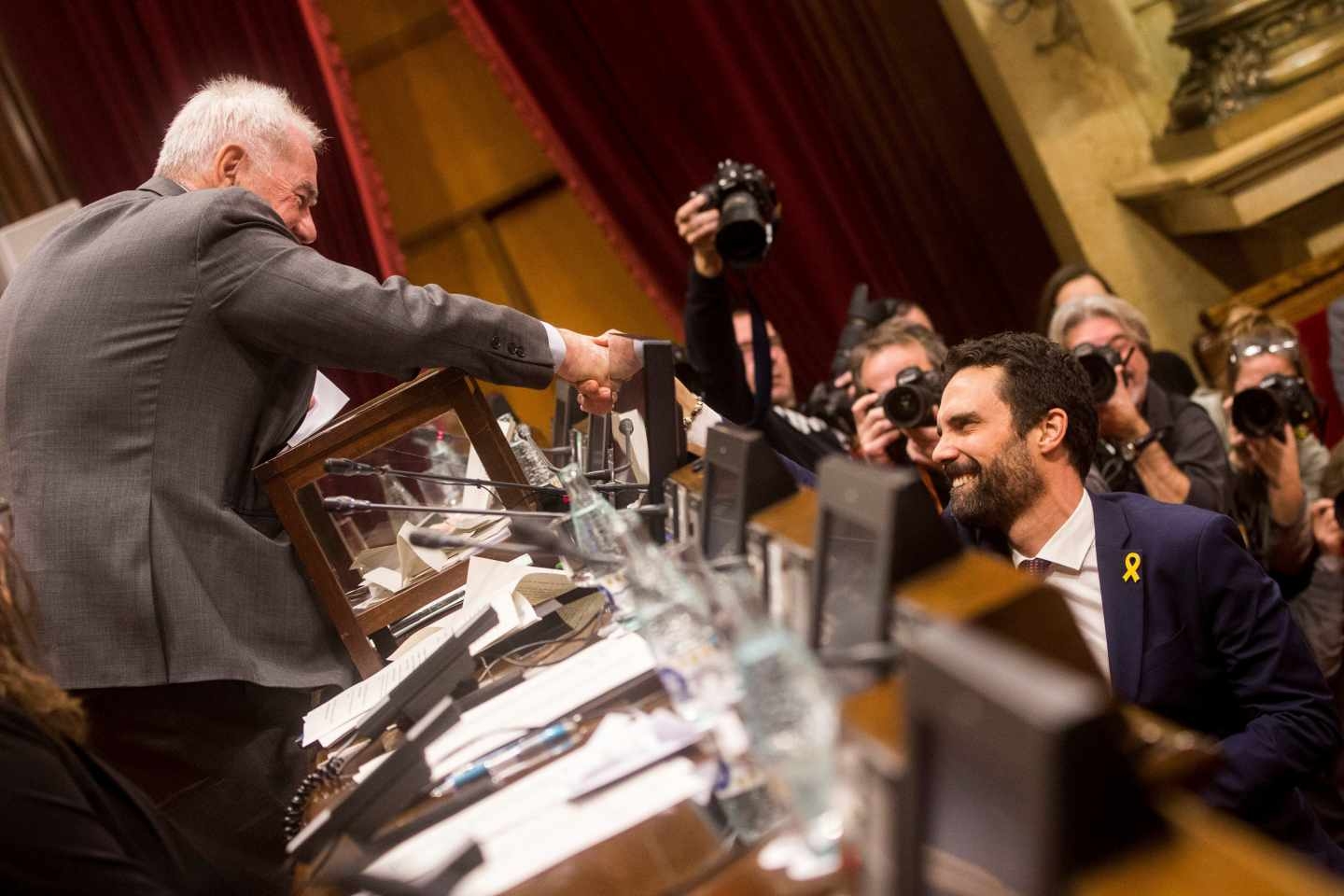 Ernest Maragall felicita a Roger Torrent por su elección como presidente del Parlament.