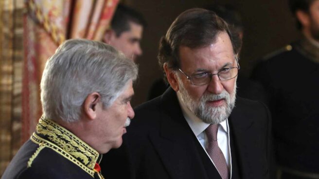 El presidente del Gobierno, Mariano Rajoy, conversa con el ministro de Exteriores, Alfonso Dastis.