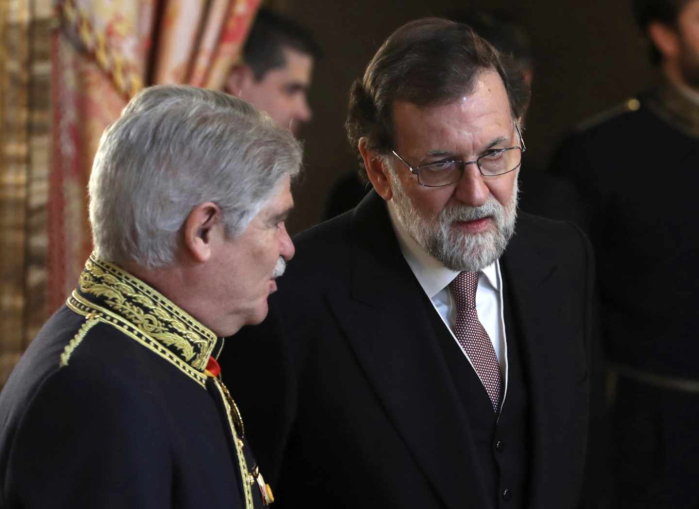 El presidente del Gobierno, Mariano Rajoy, conversa con el ministro de Exteriores, Alfonso Dastis.