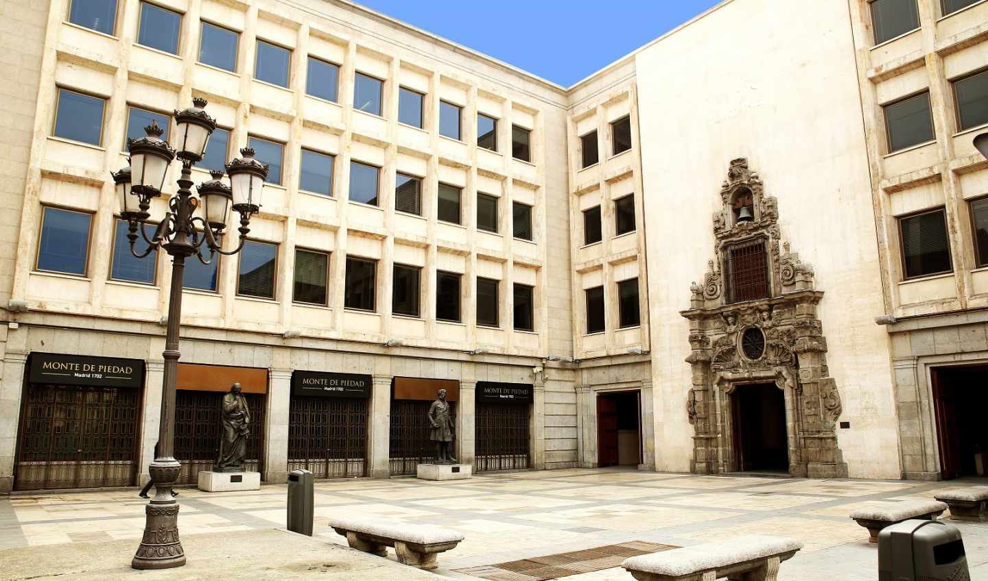 Casa de las Alhajas, sede histórica del Monte de Piedad, aledaño al Corte Inglés de Preciados y a Sol.