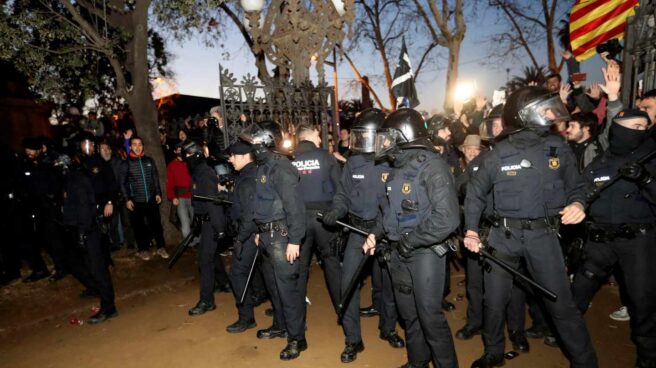 Agentes antidisturbios de los Mossos d'Esquadra, preparados para actuar frente al Parlament de Cataluña.