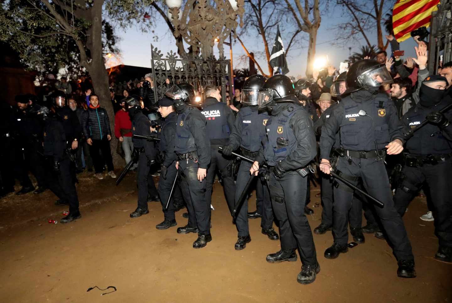 Agentes antidisturbios de los Mossos d'Esquadra, preparados para actuar frente al Parlament de Cataluña.