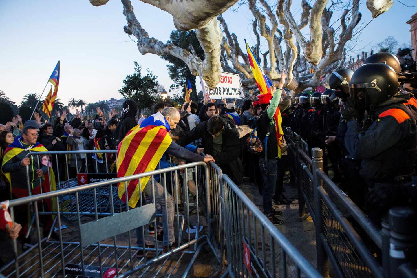 Manifestantes tratan de deshacer el cordón de seguridad establecido por los Mossos alrededor del Parlament.