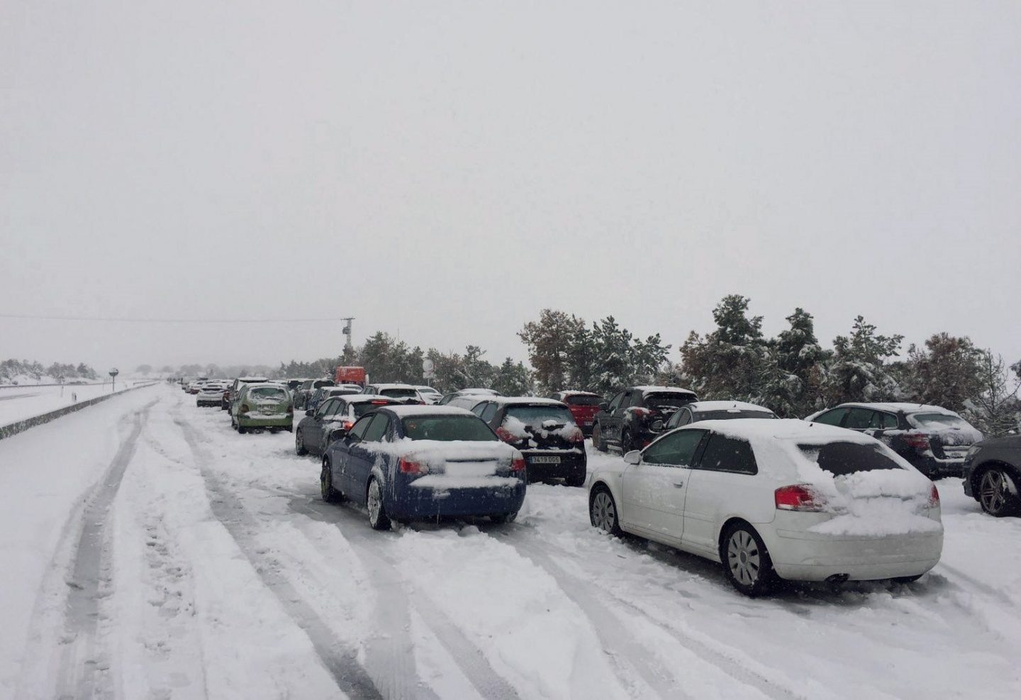 Mega atasco en la AP6: coches atrapados durante horas.