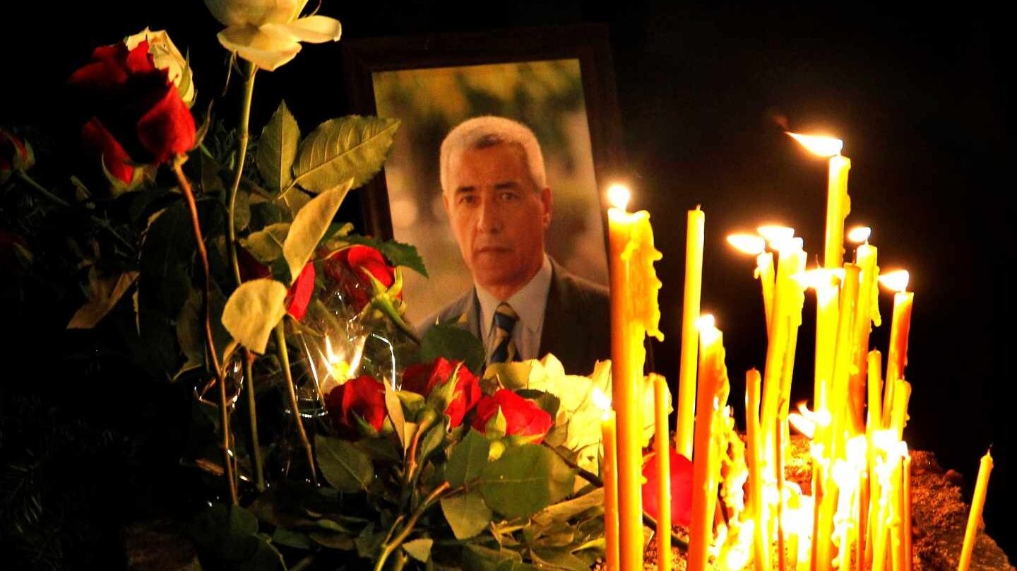 Ciudadanos serbios colocan velas y flores en la capilla ardiente de Oliver Ivanovic, asesinado el martes en Kosovo.