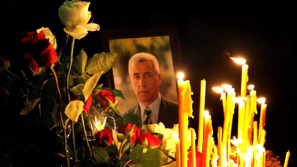 Ciudadanos serbios colocan velas y flores en la capilla ardiente de Oliver Ivanovic, asesinado el martes en Kosovo.