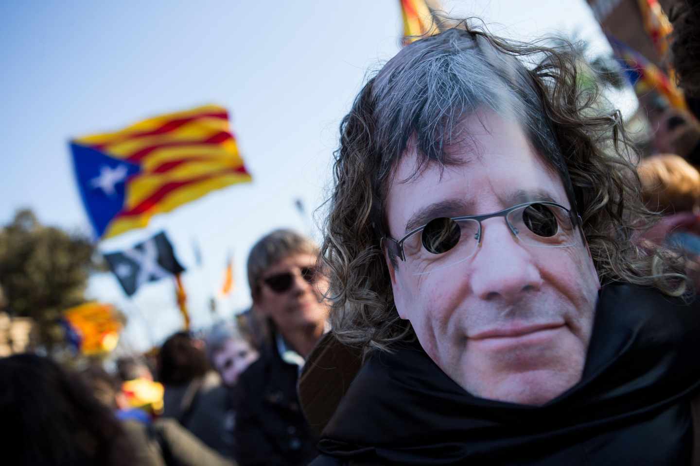 Una manifestante, con careta de Carles Puigdemont, en la concentración convocada a las puertas del Parlament.