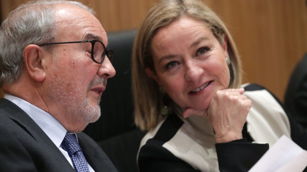 El exvicepresidente del Gobierno Pedro Solbes, junto a Ana Oramas, diputada del Grupo Mixto y presidenta de la Comisión del Congreso que investiga la crisis financiera y el rescate de la banca, momentos antes del inicio de su comparecencia hoy en dicha comisión para exponer su visión sobre lo sucedido.