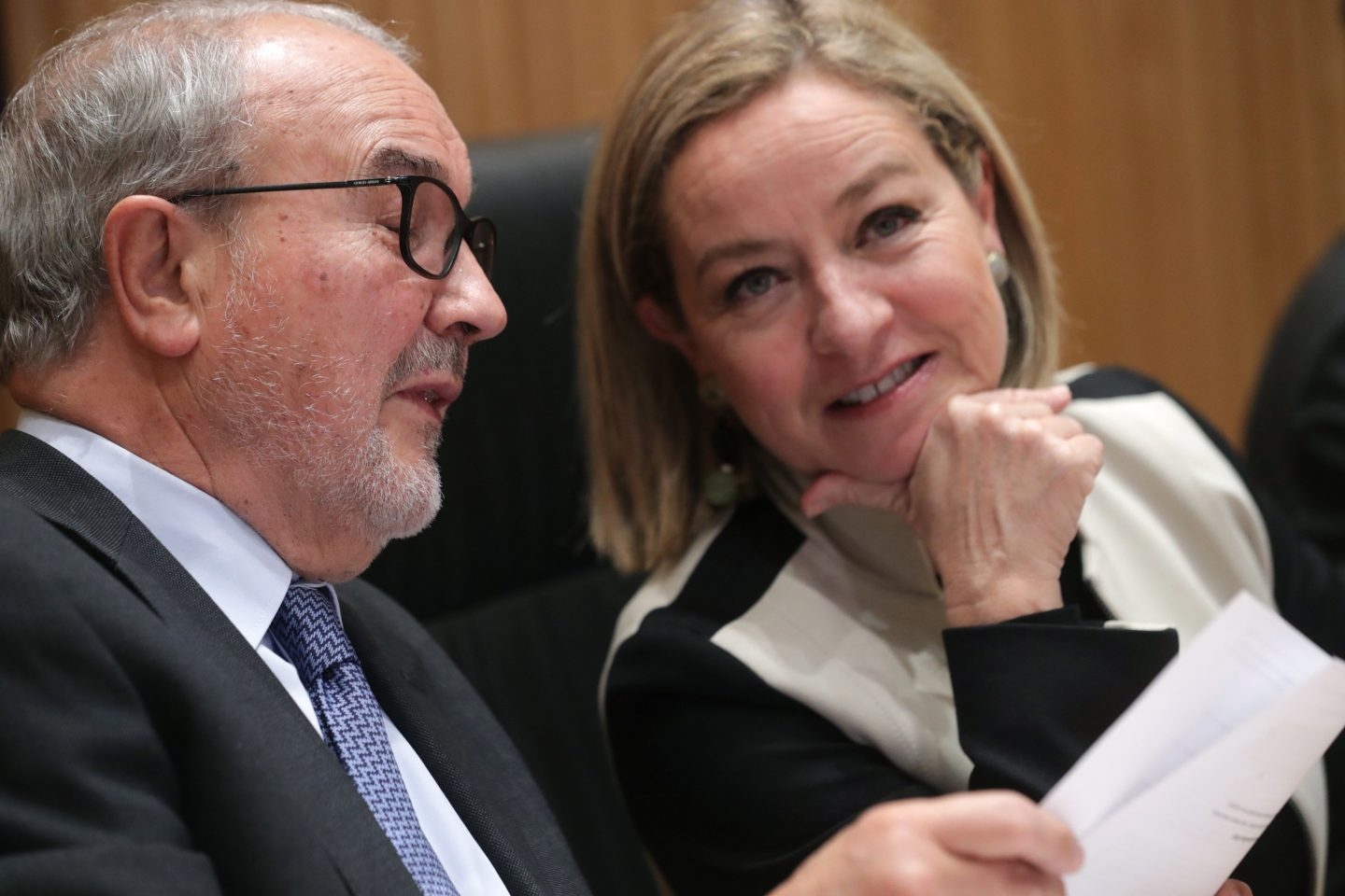 El exvicepresidente del Gobierno Pedro Solbes, junto a Ana Oramas, diputada del Grupo Mixto y presidenta de la Comisión del Congreso que investiga la crisis financiera y el rescate de la banca, momentos antes del inicio de su comparecencia hoy en dicha comisión para exponer su visión sobre lo sucedido.