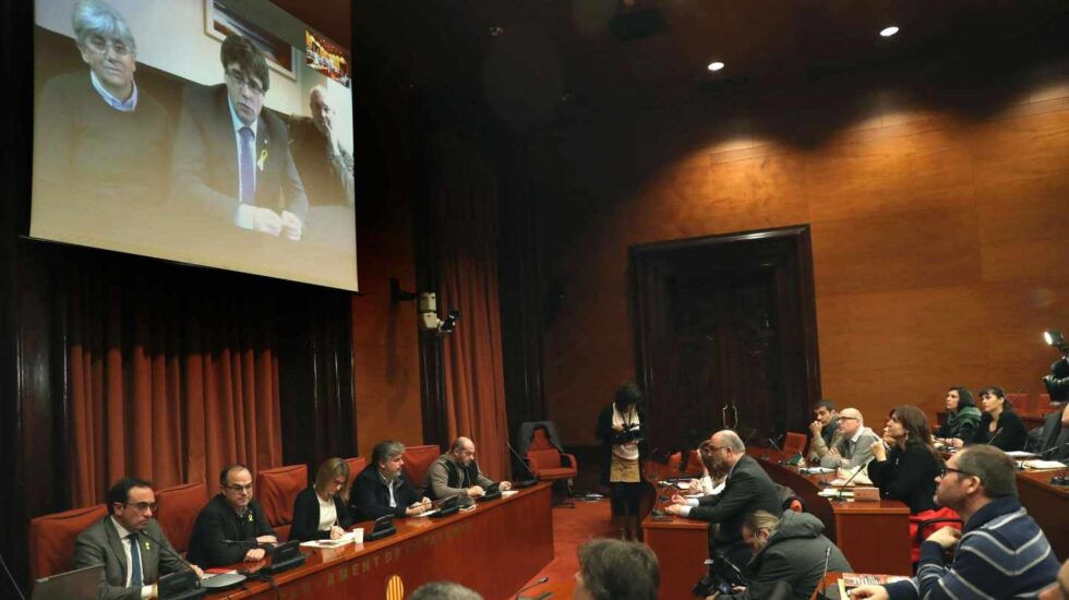 Puigdemont participa vía telemática en una conferencia con sus diputados.