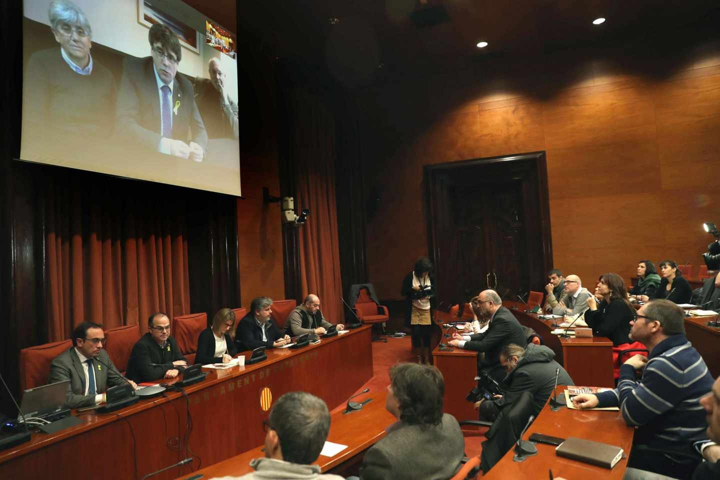 Puigdemont participa vía telemática en una conferencia con sus diputados.