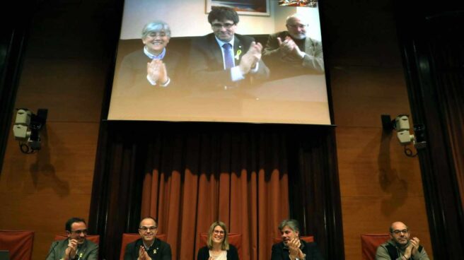 Los diputados electos Carles Puigdemont (c), Clara Pontasí (i) y Lluís Puig (d), participaron telemáticamente desde Bruselas en una reunión.