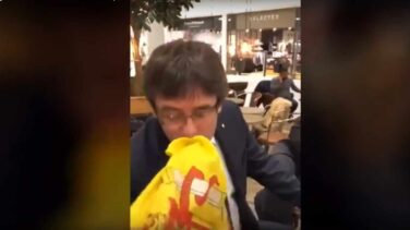 Un joven acosa a Puigdemont y le obliga a besar la bandera de España en Copenhague