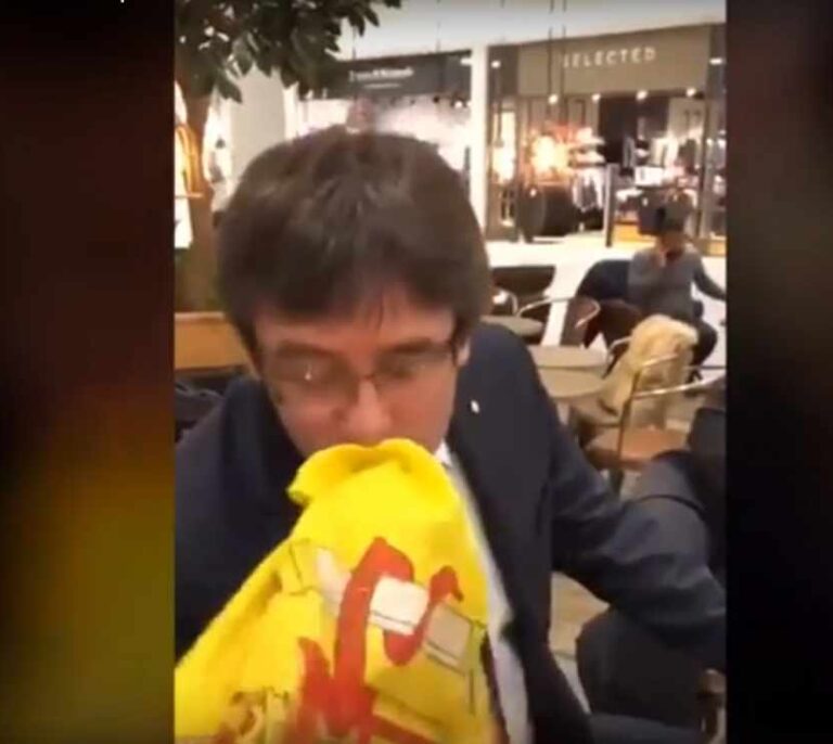 Un joven acosa a Puigdemont y le obliga a besar la bandera de España en Copenhague