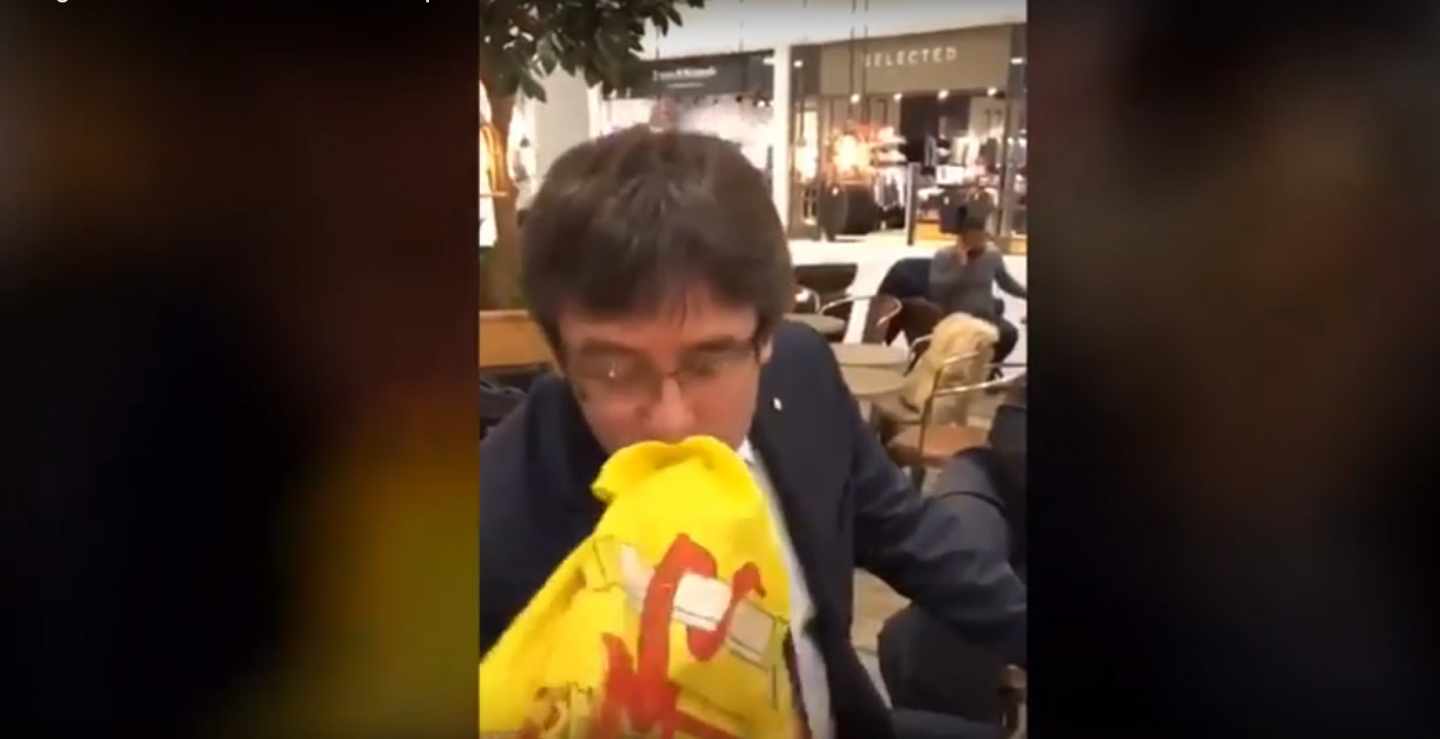 Un joven obliga a Puigdemont a besar la bandera de España.