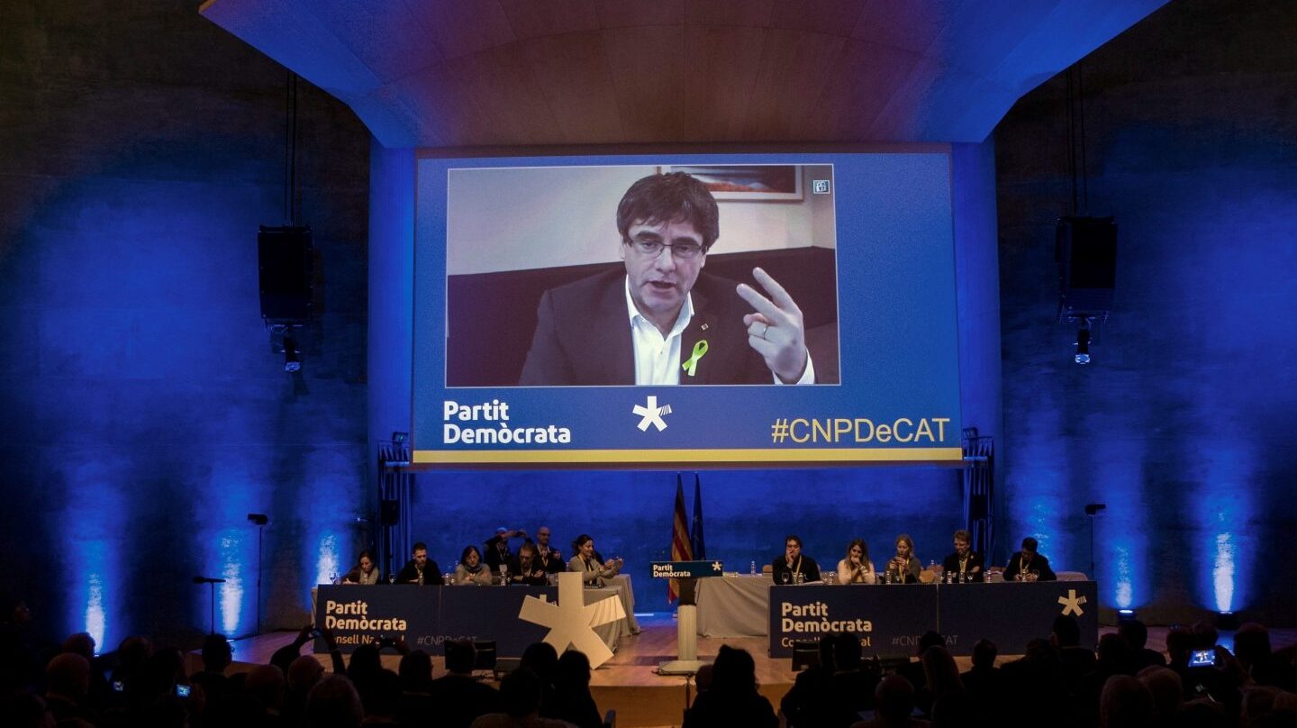 Carles Puigdemont (c), interviene durante el consell nacional del partido en plena polémica por su investidura a distancia.