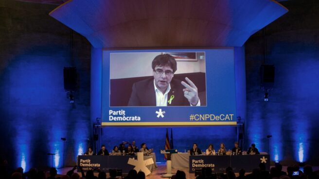 Carles Puigdemont (c), interviene durante el consell nacional del partido en plena polémica por su investidura a distancia.