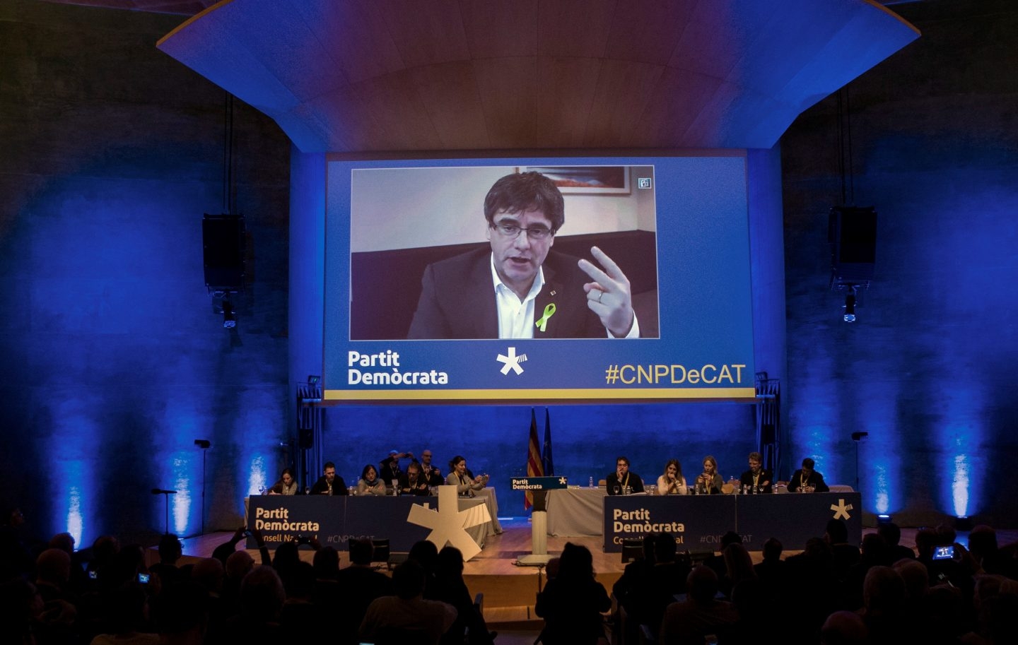 Carles Puigdemont (c), interviene durante el consell nacional del partido en plena polémica por su investidura a distancia.