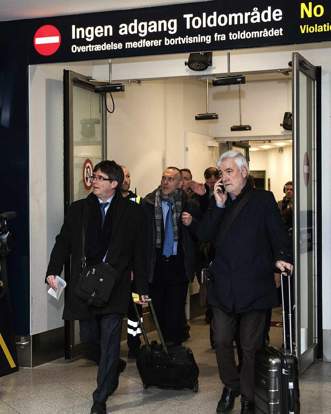 Carles Puigdemont, a su llegada al aeropuerto de Copenhague (Dinamarca).