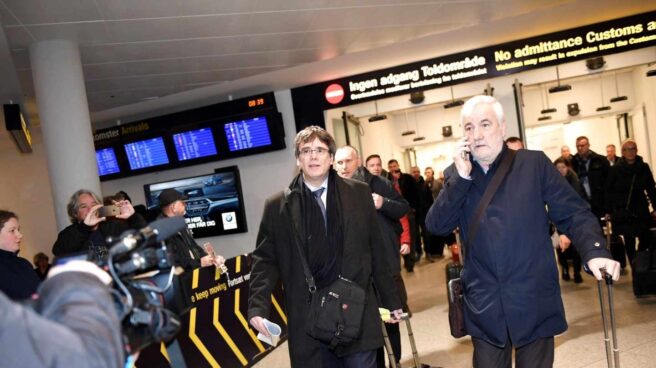 Carles Puigdemont, y Josep María Matamala, a su llegada al aeropuerto de Copenhague.