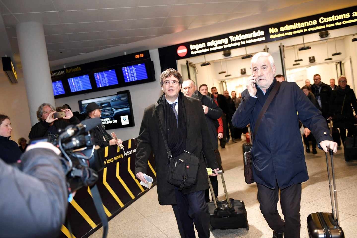 Carles Puigdemont, y Josep María Matamala, a su llegada al aeropuerto de Copenhague.