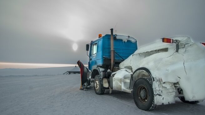 Máquina quitanieves cubierta de hielo