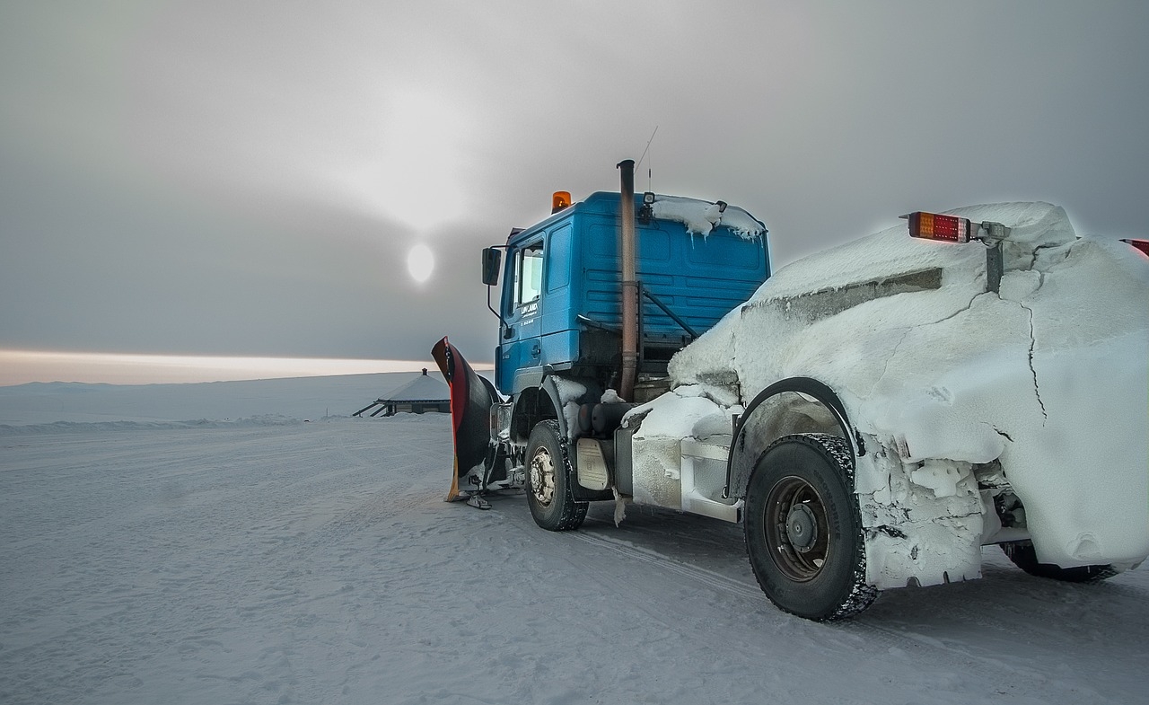 Máquina quitanieves cubierta de hielo