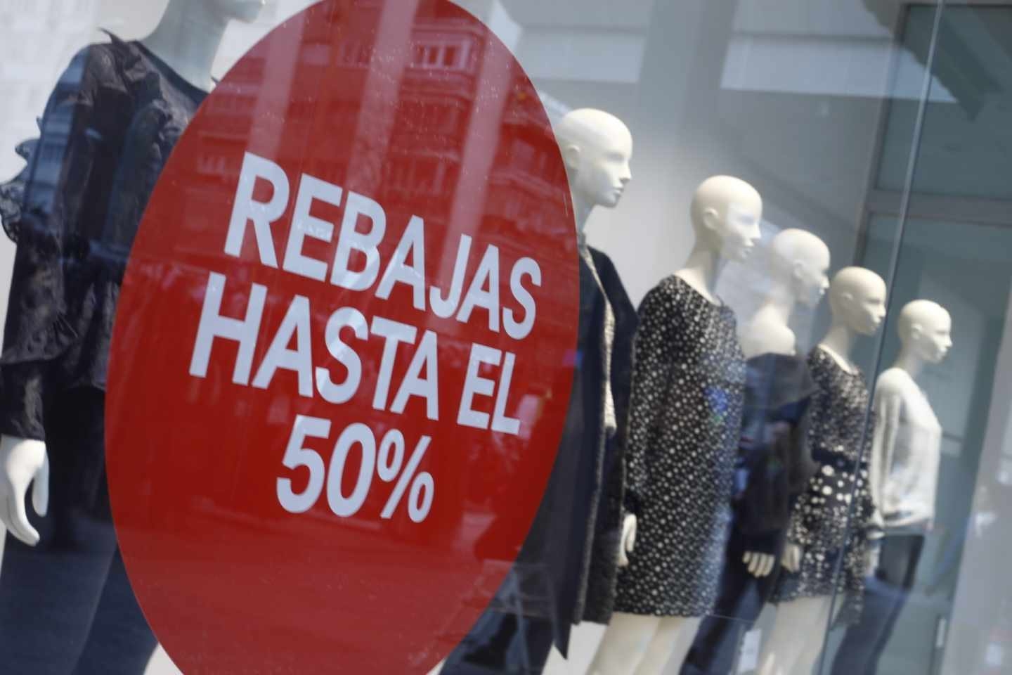 Cartel de rebajas hasta el 50% en el escaparate de una tienda