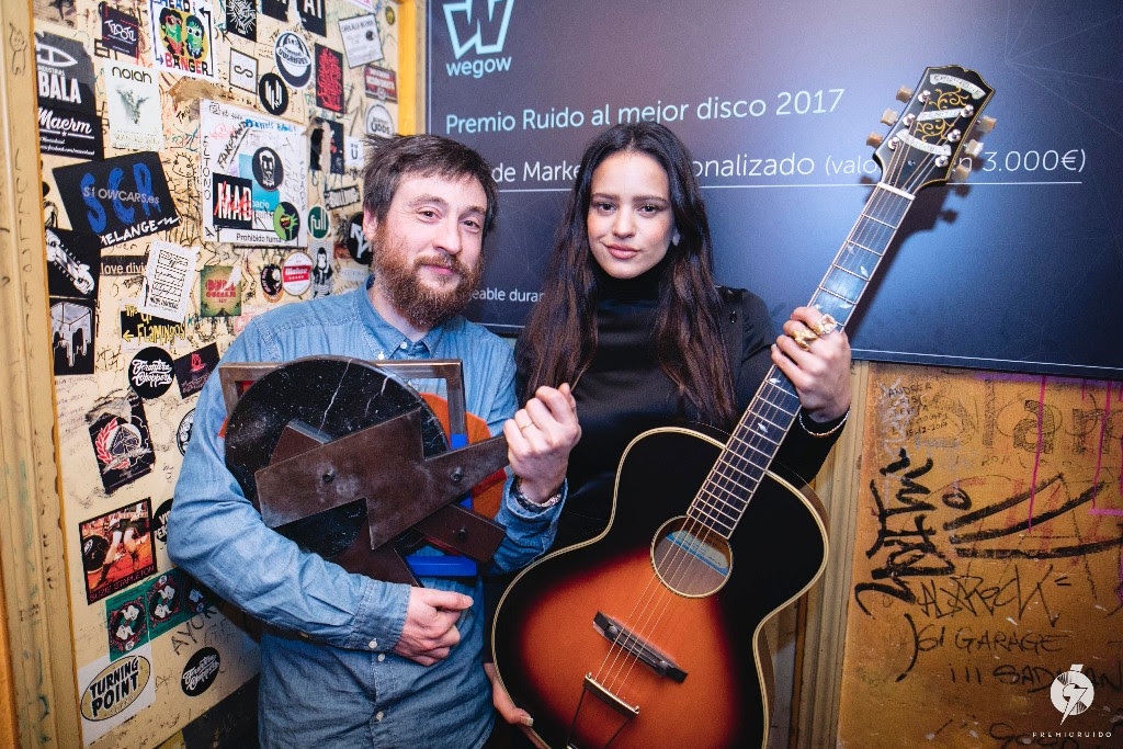 Raül Refree y Rosalía con el galardón.