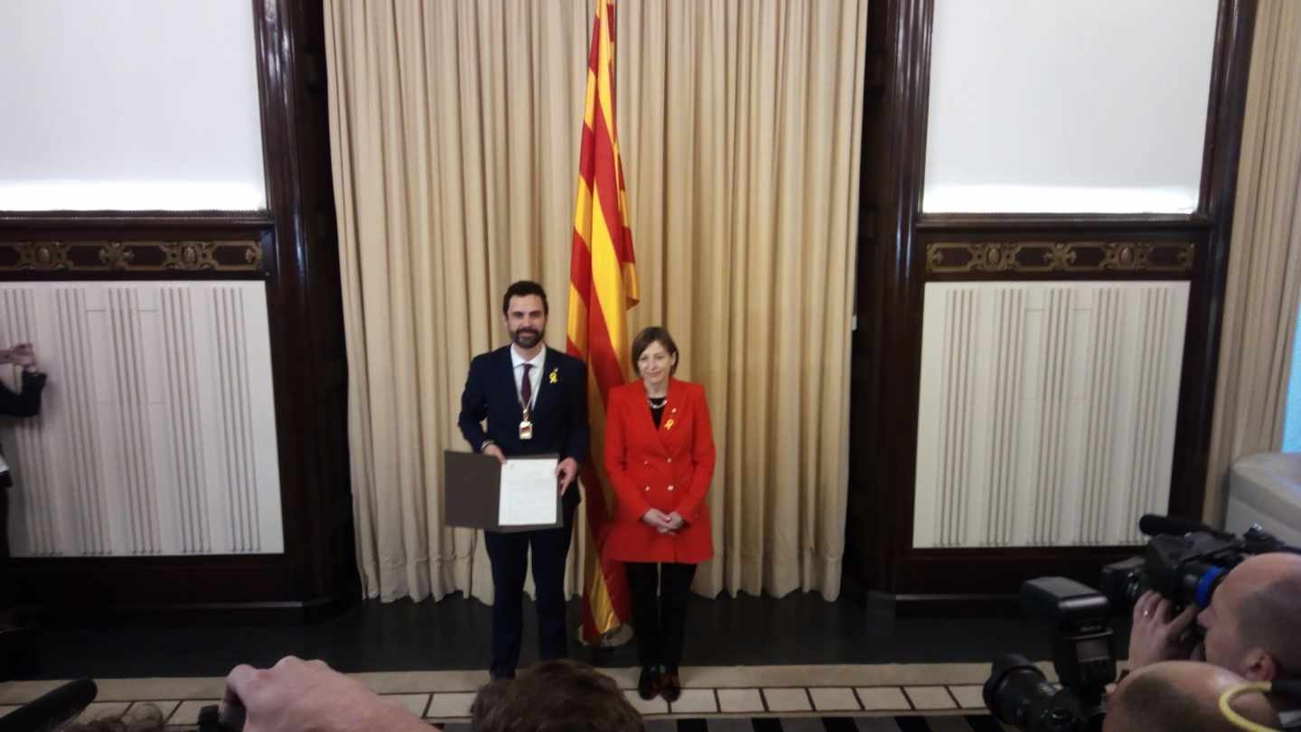 El recién elegido presidente del Parlament Roger Torrent junto a su antecesora Carme Forcadell.