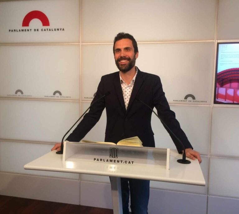 Roger Torrent, un independentista de línea dura para la presidencia más joven del Parlament