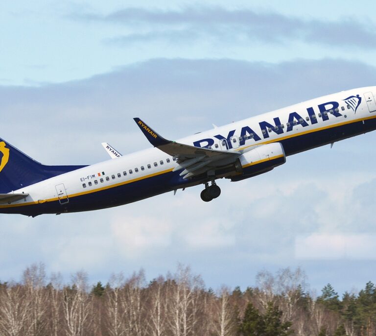 El Gobierno reclama a Ryanair un plan para garantizar vuelos a Canarias tras el cierre de sus bases