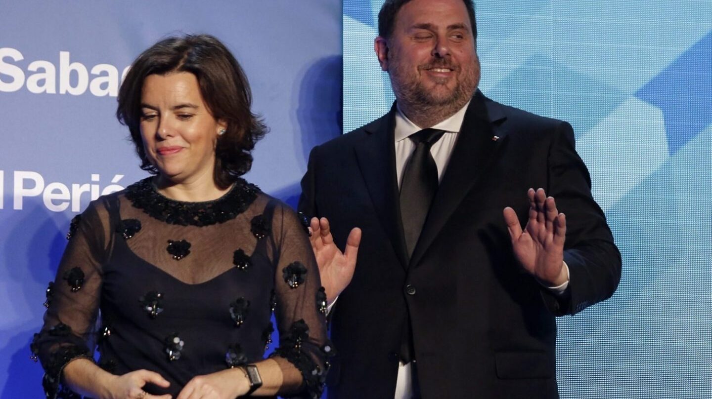 Sáenz de Santamaría y Junqueras en un acto de El Periódico en Cataluña en febrero del pasado año