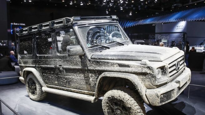 El vehículo SUV Mercedes Benz G Class, cubierto de barro