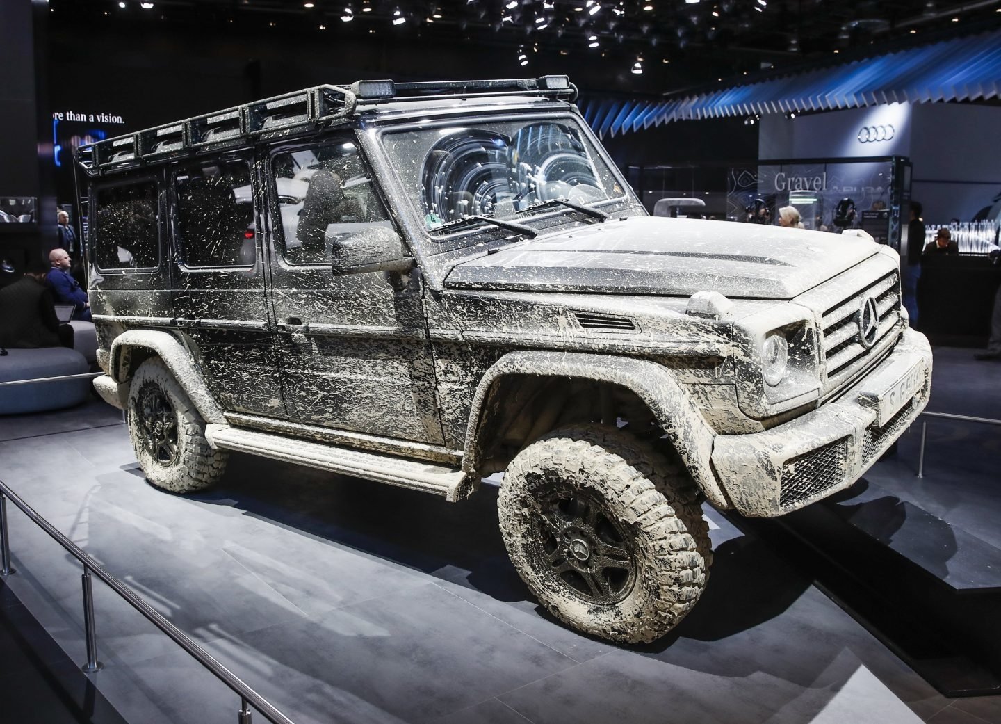 El vehículo SUV Mercedes Benz G Class, cubierto de barro