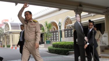 El primer ministro de Tailandia planta a la prensa con un doble de cartón: "Preguntadle a este"