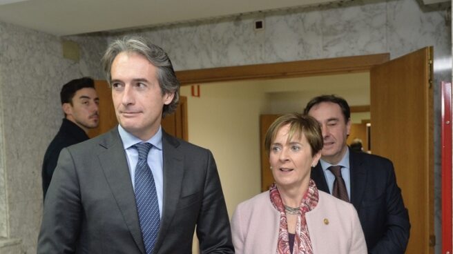 La consejera vasca de Infraestructuras, Arantza Tapia, junto al Ministro de Fomento, Iñigo De la Serna,