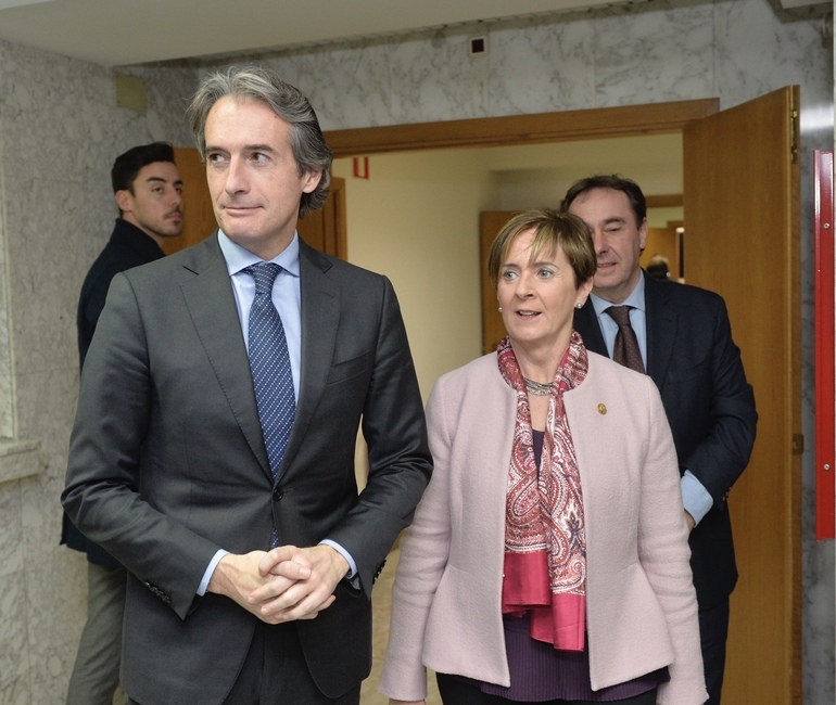 La consejera vasca de Infraestructuras, Arantza Tapia, junto al Ministro de Fomento, Iñigo De la Serna,