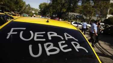 Uber lleva al Gobierno a los tribunales por las trabas a la venta de licencias de sus chóferes