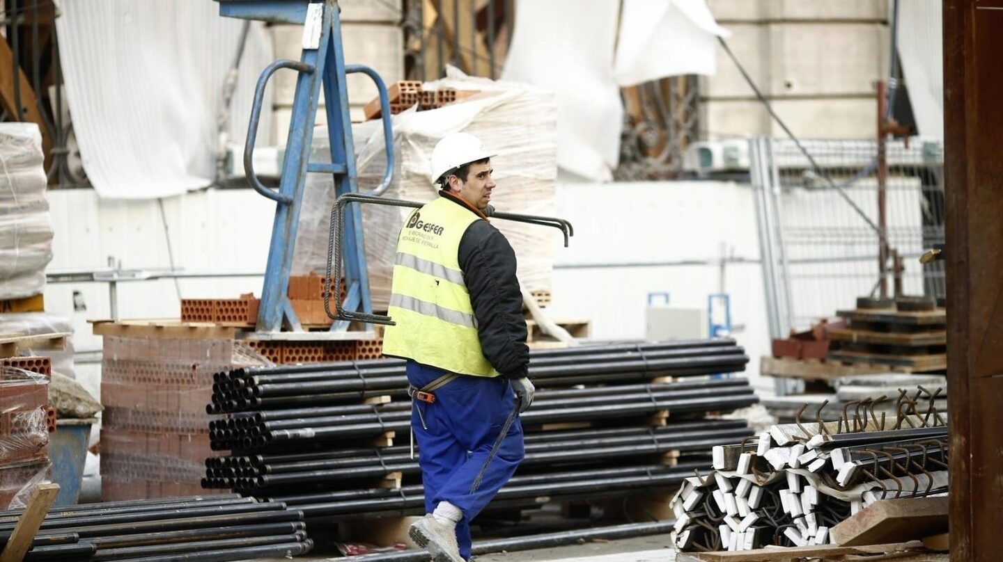 Un trabajador del sector de la construcción en una obra.