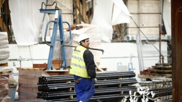 Los salarios pactados en convenio suben un 1,43% en 2017, dos décimas más que el IPC