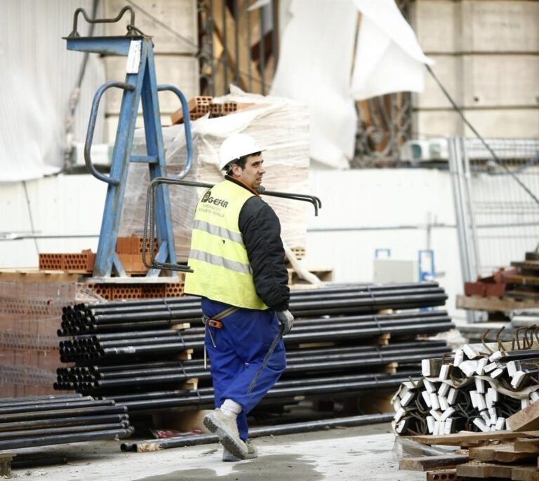 Los salarios pactados en convenio suben un 1,43% en 2017, dos décimas más que el IPC