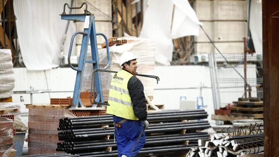 Un trabajador del sector de la construcción en una obra.