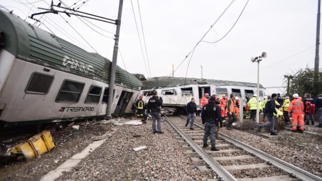 El tren descarrilado al norte de Milán.