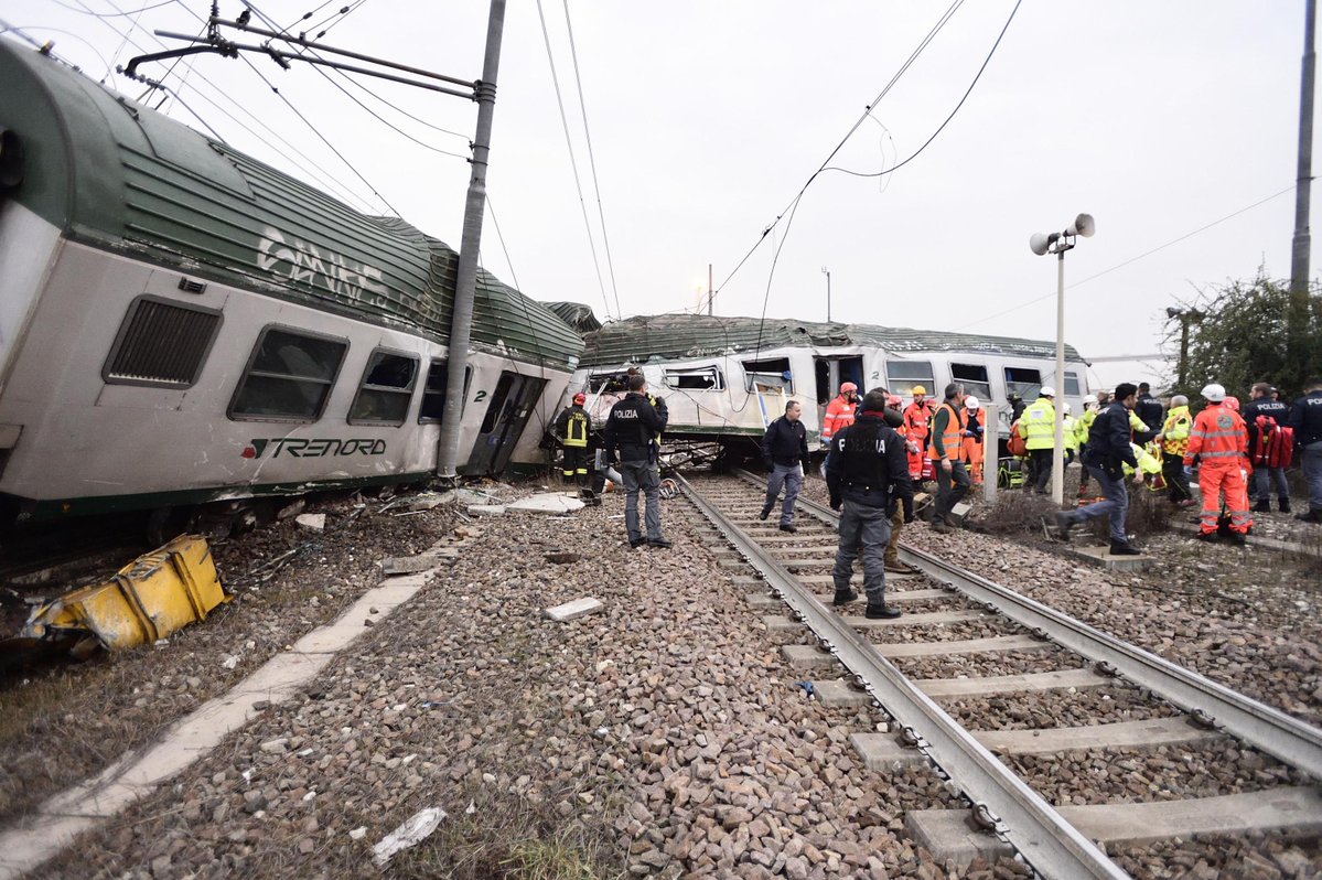 El tren descarrilado al norte de Milán.