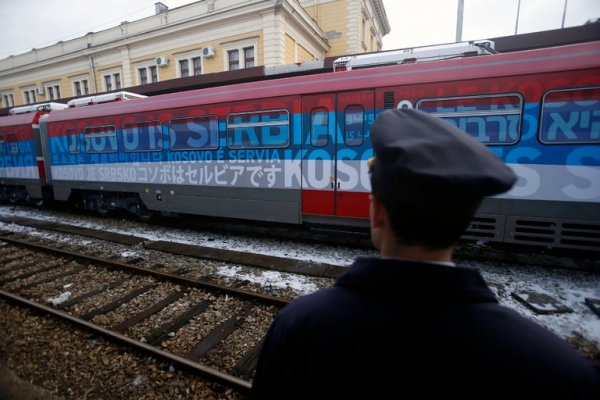 En enero de 2017, Belgrado fletó este tren con el lema 'Kosovo es Serbia' escrito en 21 idiomas, para conectar con la ciudad kosovar de Mitrovica.