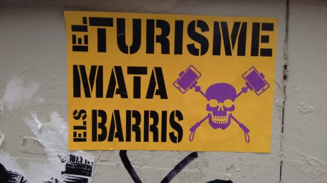 Una pegatina contra el turismo en el barrio de Gracia de Barcelona.