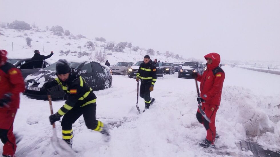 Miembros de la UME, durante las labores de rescate en la AP-6.