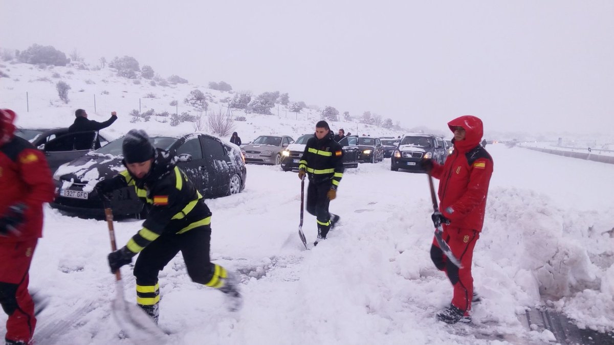 Miembros de la UME, durante las labores de rescate en la AP-6.