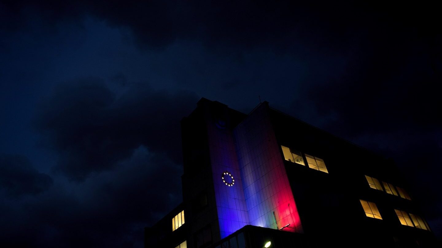 La bandera de la Unión Europea, proyectada sobre la facha de un edificio en Sofía, capital de Bulgaria.